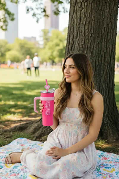 Miniso Barbie Lisanslı Pipetli ve Tutacaklı Paslanmaz Çelik Suluk Pembe 1600 ml