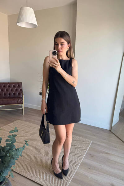 Sue Store Μαύρο φόρεμα με τετράγωνο λαιμόκοψη και λουράκι, με επένδυση και υφ...