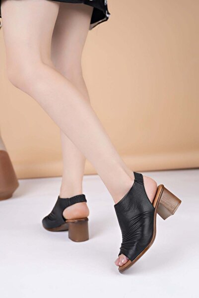 Castle Black 4579 Μαύρα γυναικεία σανδάλια με τακούνι από γνήσιο δέρμα