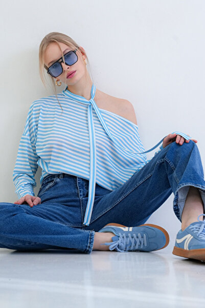 Trend Alaçatı Stili Γυναικεία μπλούζα με μπλε λαιμόκοψη και μανίκια νυχτερίδα...