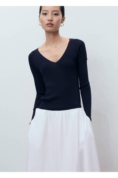 MANGO Woman Pullover aus Gummistrick mit V-Ausschnitt