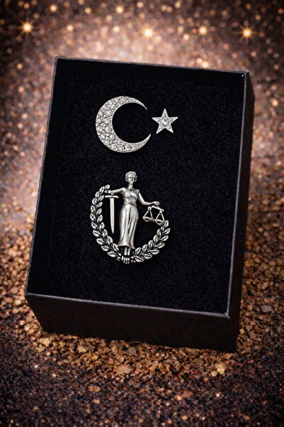 PULİNİN DÜKKANI Avukat Broşu Adalet Figürlü – Terazi Detaylı Şık Tasarım Hedi...