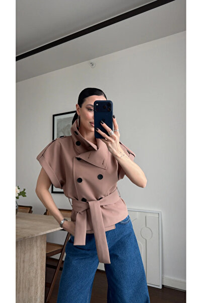 LOKADI Κοντομάνικη μπλούζα με διπλό γιακά και ζώνη - Μοντέρνο παλτό με λεπτομ...