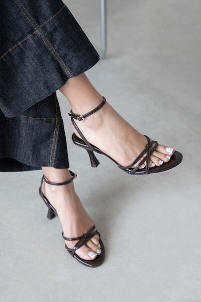 STRASWANS Γυναικεία δερμάτινα πέδιλα με τακούνι Zet σε καφέ χρώμα