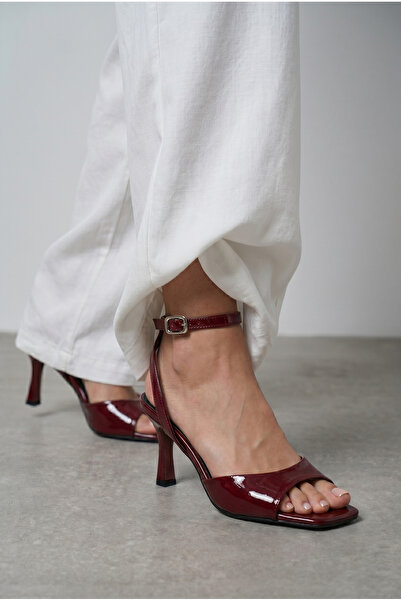 GİAMGİA STORE Γυναικεία βραδινά παπούτσια σε μπορντό χρώμα με λουράκι στον ασ...