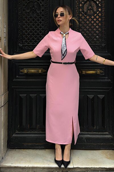 Swist Ροζ φόρεμα Kacie με λεπτομέρεια σε στυλ φουλάρι, μισό μανίκι, με σκίσιμ...