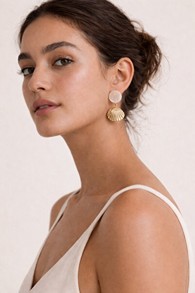 Arthesia Jewelry أقراط عصرية شفافة بتفاصيل صدفية - تصميم أنيق للصيف