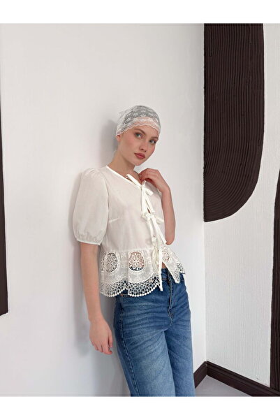 Caddebostan Moda Μπλούζα με κοντά μανίκια και λεπτομέρεια από κέντημα με δέσι...
