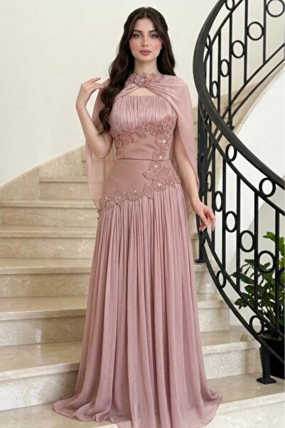 REVE فستان وردي طويل بتطريزات ورود وكاب قصير من الشيفون.