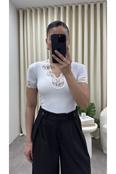 YOUR NAME Δαντελωτή μπλούζα με κοντό μανίκι και λαιμόκοψη V