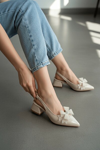 DİVOLYA Балеринки на ток от бежова лачена кожа с панделка и заострен връх (ви...