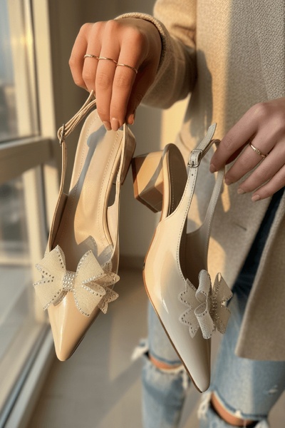 DURUNUN BUTİĞİ DuFeral Μπεζ λουστρίνι με φιόγκο (Ύψος τακουνιού 4 εκ.) Παπούτ...