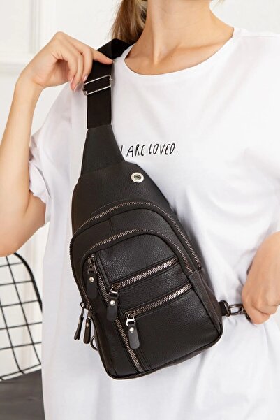 Eliza Γυναικεία δερμάτινη τσάντα χιαστί με φερμουάρ και θύρα USB για ακουστικ...