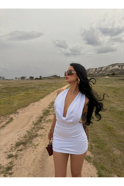 kırmızı butiks Λευκό φόρεμα με αλυσίδα στην πλάτη και ντεκολτέ