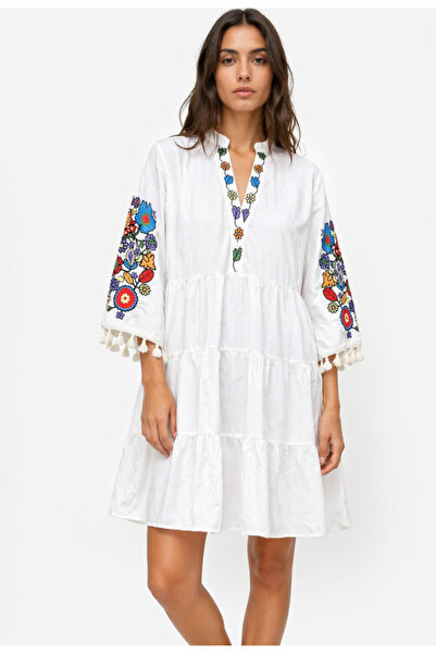 Nobrand Λευκό μποέμ φόρεμα με φλοράλ κεντήματα και φούντες, με μανίκια 3/4.