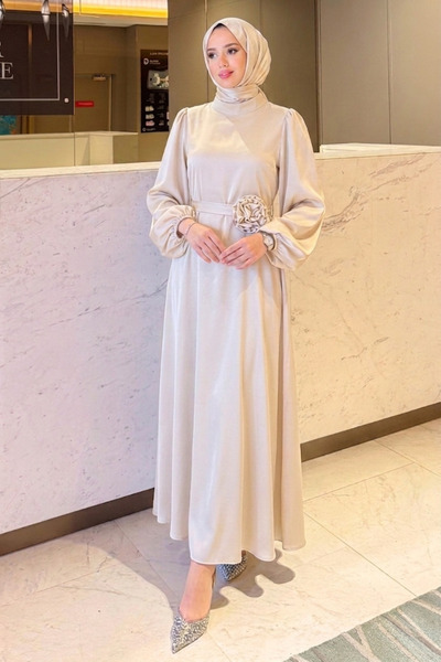 Tesettür Diyarı Daren Kuşağı Βραδινό Φόρεμα Τεσσάρτουρ με Λεπτομέρεια Τριαντά...