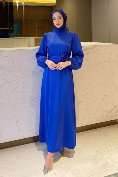 Tesettür Diyarı Daren Kuşağı Βραδινό Φόρεμα Τεσσάρτουρ με Λεπτομέρεια Τριαντά...