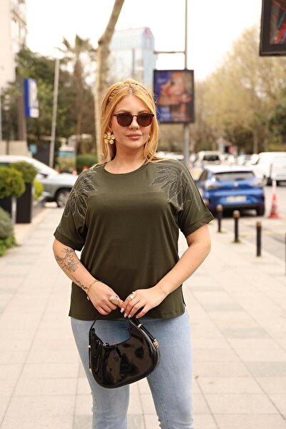 Siyezen Μπλούζα μεγάλου μεγέθους με στάμπα λουλουδιών και πέτρες στους ώμους