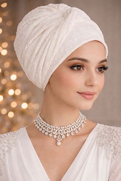 Aişe tesettür Λευκό βραδινό φόρεμα με δαντέλα κορδόνι και λεπτομέρεια στριφτο...