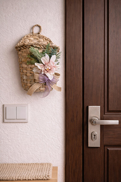 Marrone Ροζ καλάθι πόρτας με λουλούδια από ψάθα, καλάθι με λουλούδια, γραμματ...