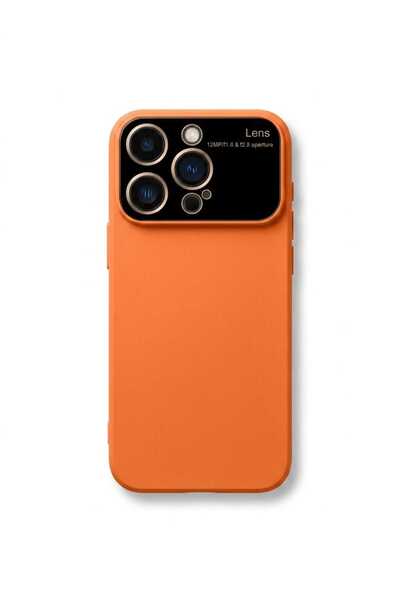 kılıfınbenden غطاء هاتف iPhone 15 Pro باللون البرتقالي مع عدسة الكاميرا.