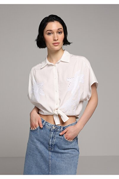Colin's Γυναικείο λευκό κοντομάνικο πουκάμισο Fashion Fit με λαιμόκοψη ζακάρ