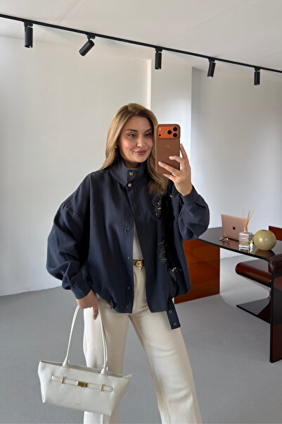 Sezgi Tekin Μπουφάν Bomber σε σκούρο μπλε με κεντημένες πούλιες