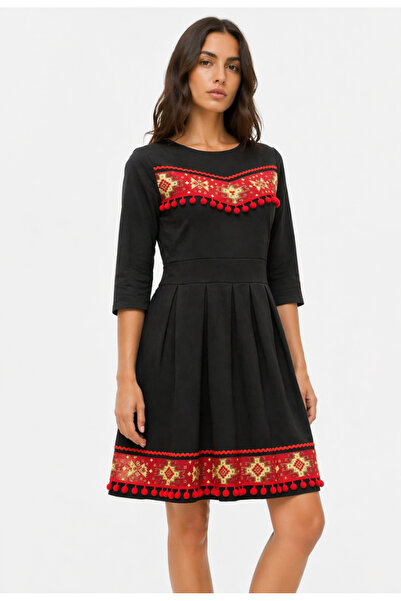 Nobrand Κοντό μαύρο φόρεμα με παραδοσιακά κόκκινο-χρυσά μοτίβα και λεπτομέρει...