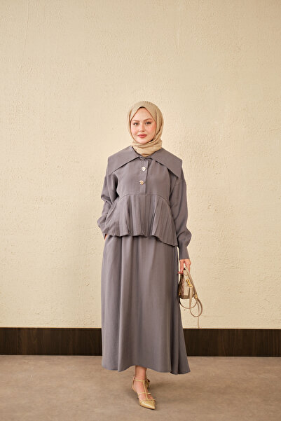 LOCCO Γυναικείο κοστούμι με βολάν στο γιακά και λεπτομέρειες σε γκρι χρώμα