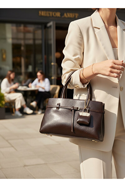LYRA Bags & Accessories حقيبة كتف نسائية من LYRA باللون البني، بمظهر جلدي، حق...