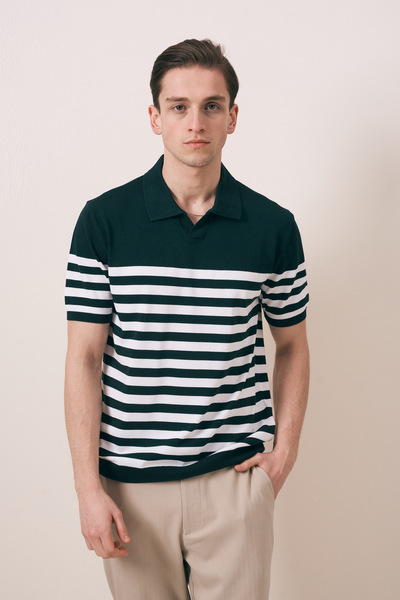 İLKCET MODA Ανδρικό πλεκτό μπλουζάκι με ριγέ γιακά, σμαραγδί χρώμα και ελαφρι...