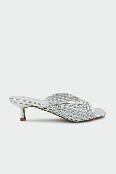 LAMİNTA Γυναικείες ασημένιες παντόφλες με μονό λουράκι Monic με πλεκτή λεπτομ...