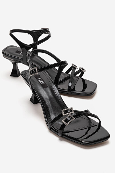 Lizy Shoes Γυναικεία μαύρα λουστρίνια σανδάλια με πέτρινη πόρπη και κομψό λου...