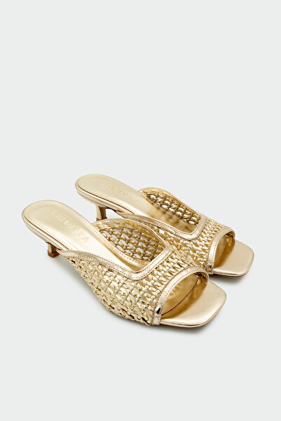 LAMİNTA Γυναικείες χρυσές παντόφλες με μονό λουράκι Monic με πλεκτή λεπτομέρεια