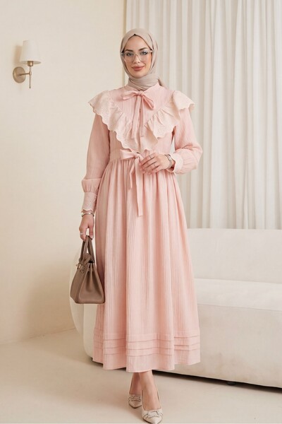 HİJABAYA Φόρεμα με στριφτή επένδυση και δεμένο γιακά και μέση