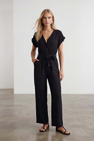 Trend Alaçatı Stili Μαύρη φόρμα με λαιμόκοψη V, διπλές τσέπες και ζώνη, από λ...