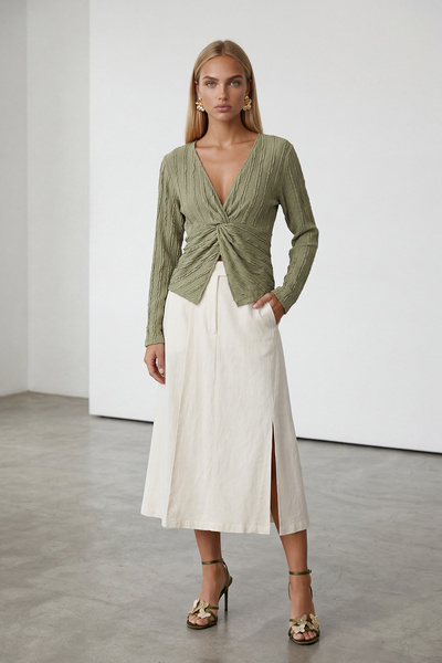 Trend Alaçatı Stili Γυναικεία χακί μπλούζα με λαιμόκοψη V και λεπτομέρεια από...