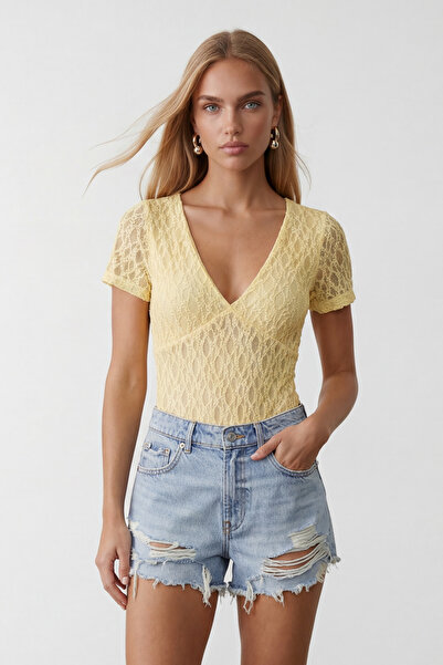 Trend Alaçatı Stili Γυναικείο κίτρινο κορμάκι με λαιμόκοψη V και δαντέλα με κ...