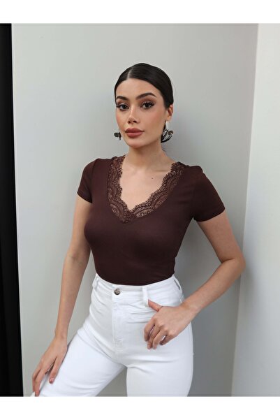 ESRAHELVACI Μπλουζάκι με δαντέλα στο λαιμό