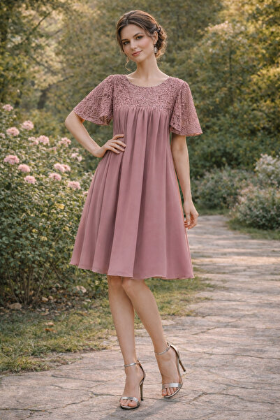 Divin store Κομψό φόρεμα σε χρώμα σάπιο ροζ με βέλοφανη υφή και λεπτή δαντέλα.