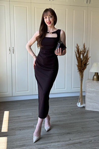 Dilay Gökoğlu Butik Φόρεμα μίντι με λεπτομέρεια από χρυσά αξεσουάρ στο στήθος