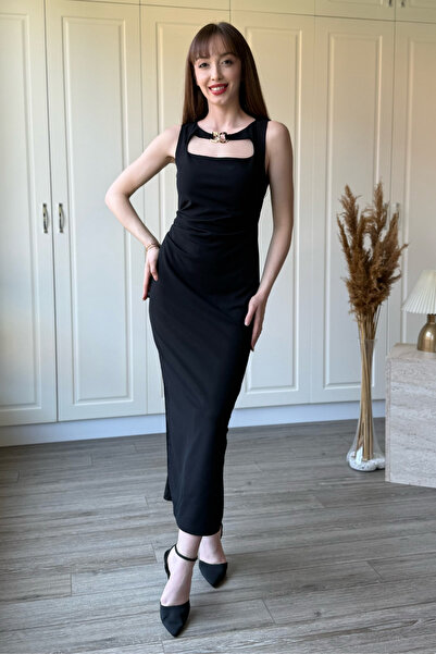 Dilay Gökoğlu Butik Φόρεμα μίντι με λεπτομέρεια από χρυσά αξεσουάρ στο στήθος