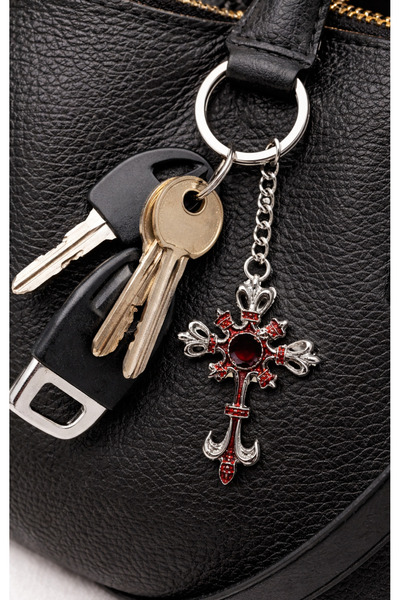 HER ŞEY NOTA www.herseynota.com Γοτθικό κόκκινο χρώμα με λεπτομέρεια μεταλλικ...