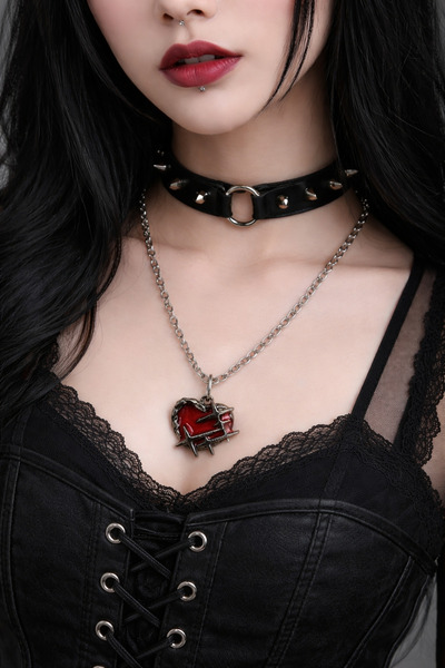 HER ŞEY NOTA www.herseynota.com Gotik Kırmızı Kalp Dikenli Tel Figürlü Unisex...