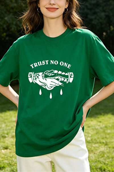 Fleck تي شيرت نسائي بتصميم Trust No One Snake Hand Graphic ذو طراز كاجوال كبي...