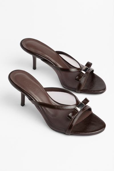 RİSSOLİ Γυναικεία πέδιλα με χαμηλό τακούνι σε καφέ διχτυωτό σχέδιο με λεπτομέ...