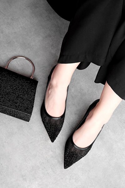 Lal Shoes & Bags Γυναικεία παπούτσια Violin με μυτερή μύτη και λεπτομέρεια απ...