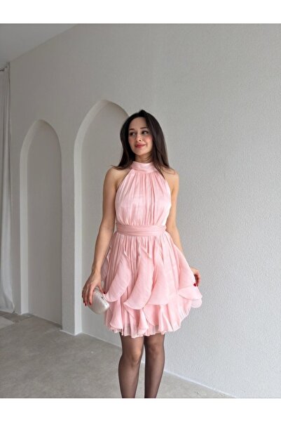 ADAMODA.RO Κομψό κοντό σατέν φόρεμα με πιέτες