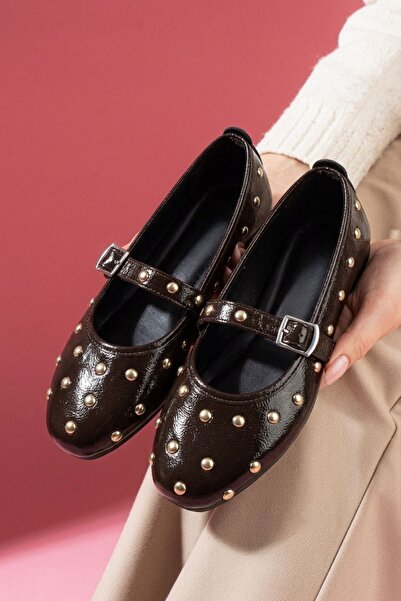 FUGA MODA Μπαλαρίνες Adrano καφέ από τσαλακωμένο λουστρίνι με καρφιά και ζώνη...