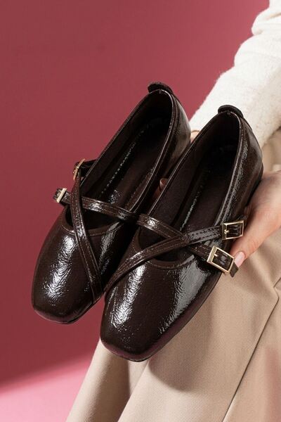 FUGA MODA Μπαλαρίνες Lucca καφέ από τσαλακωμένο λουστρίνι με χρυσή αγκράφα κα...